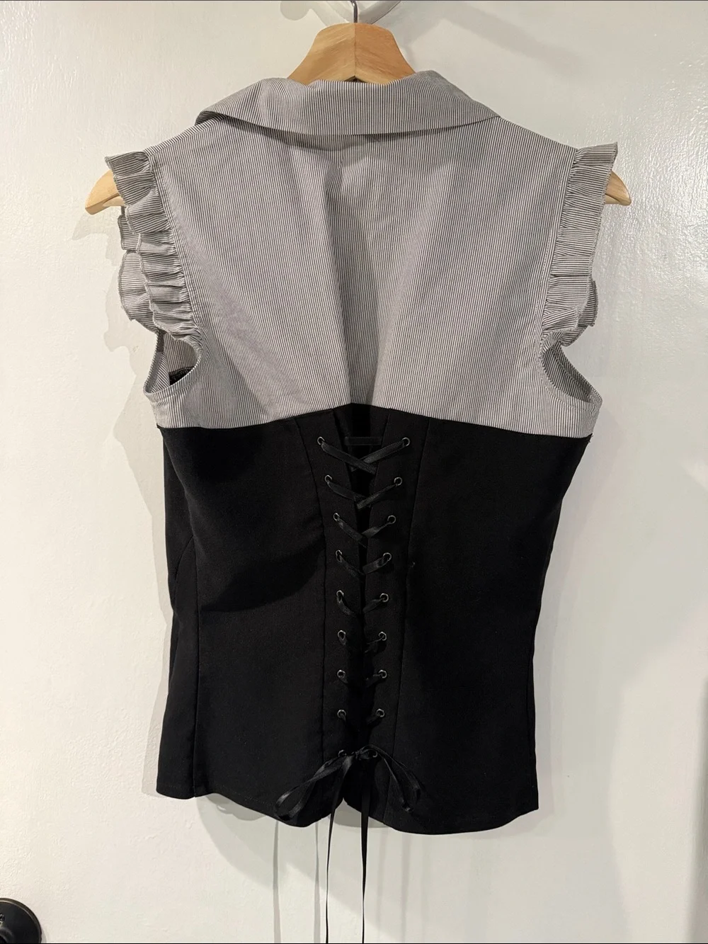Women's Corset Like Sleeveless Top - Picture 2 of 3